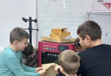 Școală dotată cu imprimantă 3D și kit-uri robotice