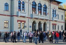 Protestatarii CEO adună cererile de angajare ale tinerilor care vor să se angajeze în companie dar nu pot fiindcă nu au pile!