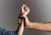 Scandal din gelozie. A distrus bunuri din casă și a plecat cu 3.000 de lei