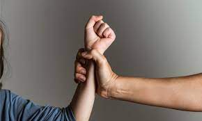 Scandal din gelozie. A distrus bunuri din casă și a plecat cu 3.000 de lei