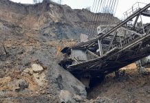 Avarie de incompetență!!! O alunecare de teren a acoperit, aproape în totalitate, un excavator la Jilț Sud!