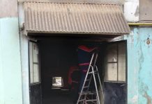 VIDEO: Un locatar a sărit pe geam! Au luat foc contoarele de curent, bloc din Motru devastat de un incendiu pe casa scării