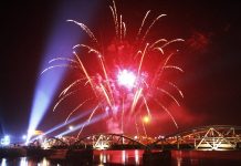 Târgu-Jiu: Spectacol de lumini și muzică electronică, foc de artificii și căsătorii la Poarta Sărutului, de Revelion