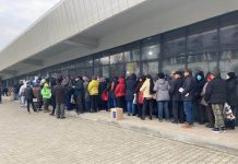 Coadă cu sute de târgujieni pentru alimentele gratuite de la UE!