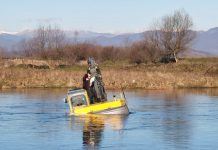 Drăguțești: Cu excavatorul în mijlocul Jiului, excavatoristul salvat