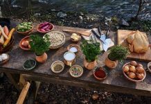 VIDEO: Rețeta săptămânii – Bucătăria lui Fabi: Pui umplut cu pâine uscată, pe pat de legume în țest