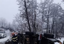 FOTO: Mașină răsturnată la Padeș, trei victime