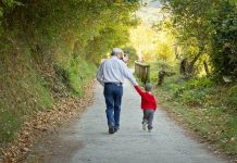 Bunicii care au grijă de nepoții lor ar putea primi 1.500 de lei de la stat