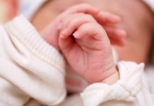 Vouchere de 2.000 de lei pentru mamele aflate în dificultate