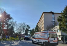 La spital, după ce a sărit de la etajul I în timpul seismului