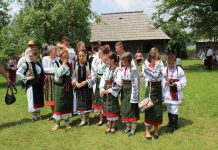 Educaţia…şi Lecţia de viaţă! – O pleoarie pentru păstrarea tradiţiilor şi obiceiurilor folclorului gorjenesc – O lecţie de viaţă culturală trăită cu intensitatea sentimentului deplinătăţii