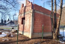 VIDEO: Polițist din cadrul Biroului pentru Imigrări Gorj, acuzat că încalcă legea și construiește ilegal o locuință cu mansardă la Runcu! Autoritatea locală acceptă tacit construcția în aria protejată