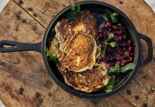 VIDEO: Rețeta săptămânii – Cooking Adventures In The Nature: Clătite pufoase gătite pe disc de fontă