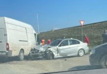 Târgu Jiu: Două mașini s-au ciocnit în zona digului