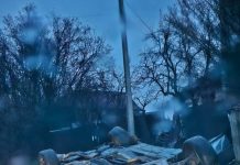 Budieni: S-a răsturnat cu mașina după ce a intrat într-un cap de pod. Tineri răniți