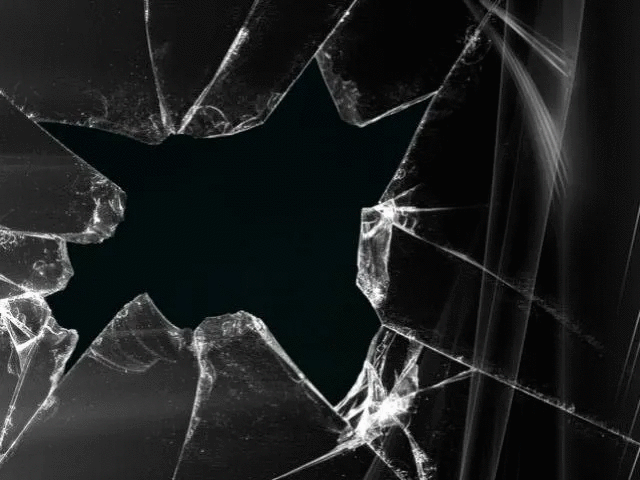 A distrus geamul unui local din Mătăsari pentru că vânzătoarea nu l-a mai servit cu alcool