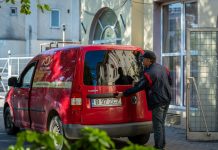 Poșta Română vinde la licitație peste 200 de mijloace auto uzate