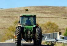 Pe tractor, fără permis