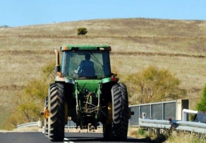 Pe tractor, fără permis