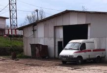 În timp ce mașinile de transport, plătite de CE Oltenia, staționează, minerii de la Rosiuța își duc sculele cu AMBULANȚA