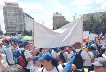 VIDEO: O profesoară de la Liceul Tehnologic Motru, presată de directorul adjunct să încheie mediile la clasa a XII-a! Cadrul didactic era la miting în București