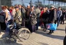 Din nou, coadă la ajutoarele alimentare de la UE! Insuficiente și de data aceasta!