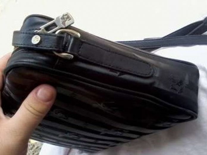 I-a furat borseta cu bani