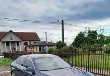 Adjunctul unui șef de post dă amenzi pentru șoferi cu geamuri fumurii în timp ce mașina lui este la fel