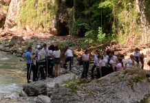 Record la coborârea în rapel pe podul de lângă Peștera Polovragi!