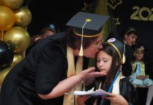 Rovinari: Absolvenții Grădiniței ,,Albă ca Zăpada”, la ultima serbare emoționantă! Preșcolarii și-au luat rămas bun, cu lungi îmbrățișări, de la educatoarea lor