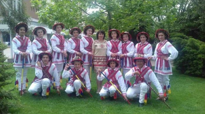 Ansamblul-Folcloric-(1)