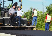 Primul metru de asfalt la Samarinești, investiția este de un milion de euro
