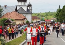 Baia de Fier, culoare și veselie: Parada Florilor, un tribut oferit copilăriei!