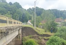 Motru: Pod afectat de inundații, între Roșiuța și Ploștina