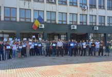 FOTO/VIDEO: Protest la poarta Termocentralei Ișalnița! Zeci de salariați își susțin colegii care sunt în greva foamei