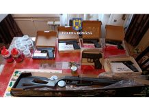 Ample percheziții într-un caz de trafic de arme