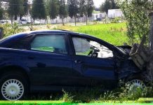 După distracția din bar, „a parcat” mașina în gardul vecinului