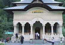 Mitropolitul Olteniei a oficiat Sfânta Liturghie la Hramul «Schimbarea la Faţă a Domnului», la Mănăstirea Lainici, Gorj (I) – ,,Pe Muntele Taborului, firea dumnezeiască pătrunde firea omenească a Mântuitorului Iisus Hristos întrutotul, adică, dumnezeirea pătrunde firea omenească”!