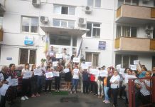 Salariații de la AJPIS și Casa de Pensii Gorj, protest spontan!
