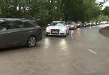 Nebunie la Tismana! Mașinile – bară la bară! Cu miile!