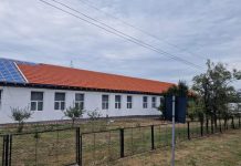 Lucrări pe final la acoperișul unei școli din Gorj