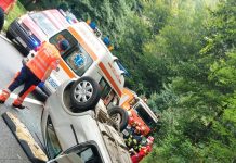 FOTO: Cinci oameni au fost răniți într-un grav accident în Defileul Jiului