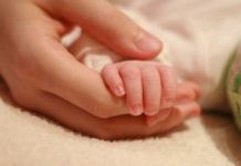 În noiembrie intră primele indemnizații majorate cu 50% pentru părinții cu gemeni și tripleți