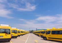 Microbuze școlare de la Guvern pentru două comune din Gorj