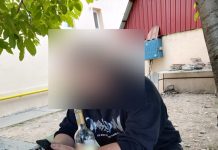 Prins în timp ce consuma vin în curtea școlii