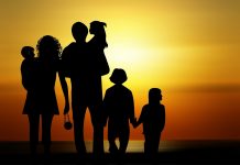 Familiile cu mai mulți copii ar putea primi minimum 2.000 de lei. Se așteaptă votul deputaților