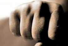 Și-a lovit tatăl cu pumnul în timp ce conducea o autoutilitară