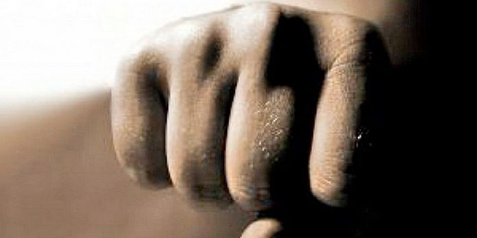 Și-a lovit tatăl cu pumnul în timp ce conducea o autoutilitară