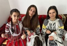 Grup de copii, la atelierul meșterilor populari din Sohodol