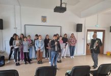 Cursuri de vioară și canto popular, pentru elevii din Crușeț